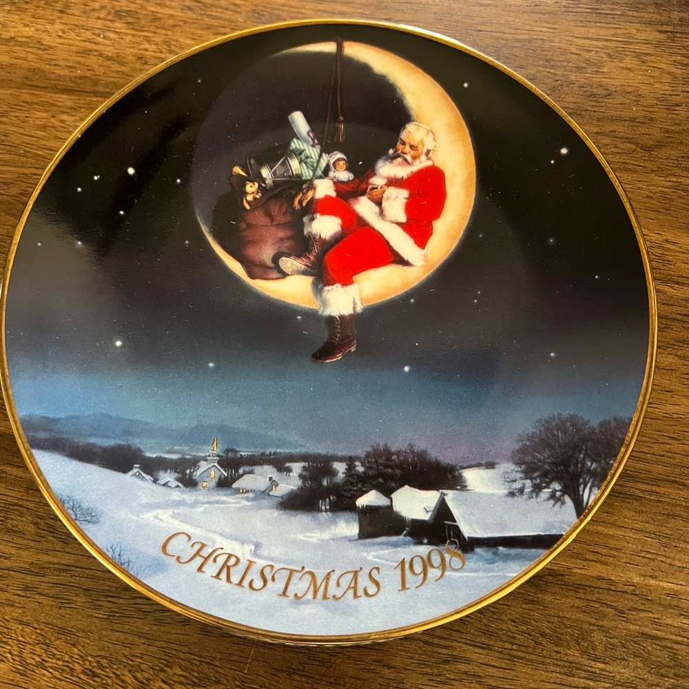 Avon Christmas 1998 Santa Plate - Black and Gold